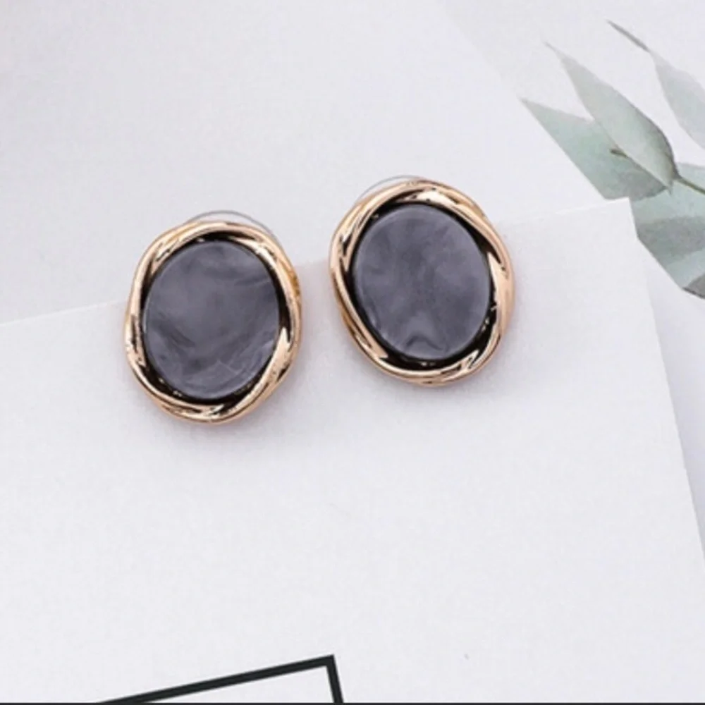 Fashion statement Grey stone gold tone stud earrings